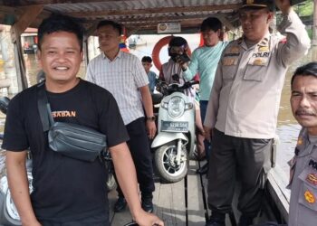 Naik Perahu, Kapolsek Tualang Lakukan Patroli Di Seberang Sungai Siak Antisipasi Premanisme