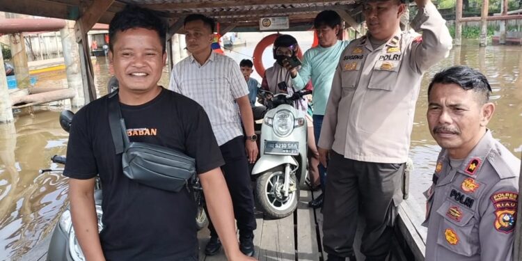 Naik Perahu, Kapolsek Tualang Lakukan Patroli Di Seberang Sungai Siak Antisipasi Premanisme
