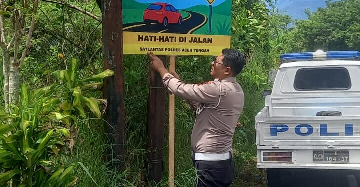 Tekan Kecelakaan, Satlantas Polres Aceh Tengah Pasang Baleho Dan Spanduk Himbauan