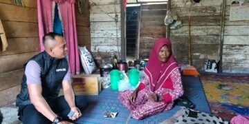 Kapolsek Kerumutan Sambangi Janda di Dusun Kapau, Ajak Warga Bangun Kepedulian Sosial