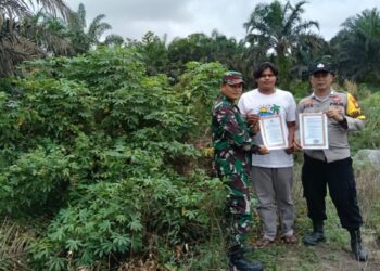 Sinergi TNI-Polri Patroli Cegah Karhutla di Desa Sungai Buluh Pelalawan
