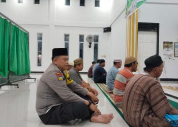 Polsek Pangkalan Kuras Gelar Salat Isya Berjamaah Bersama Warga Sorek Satu