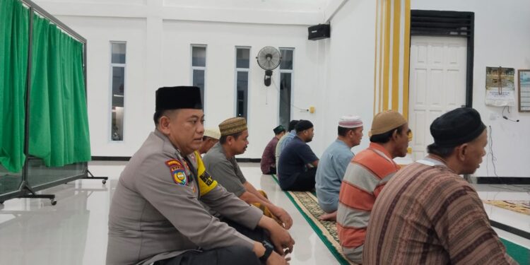 Polsek Pangkalan Kuras Gelar Salat Isya Berjamaah Bersama Warga Sorek Satu