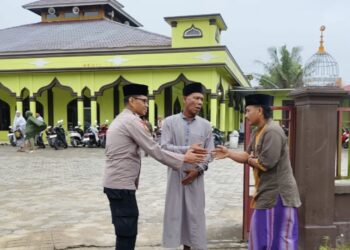Polsek Pangkalan Lesung Kawal Salat Idul Adha 1446 H, Kapolsek Turun Langsung