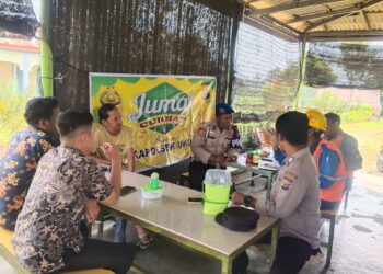Jumat Curhat di Jalan Lintas Ukui, Polsek Ukui Dekatkan Diri dengan Warga dan Dengar Langsung Keluhan Masyarakat