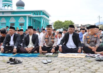 Kapolres Aceh Tengah Laksanakan Shalat Idul Adha Dan Salurkan Bantuan Sosial 