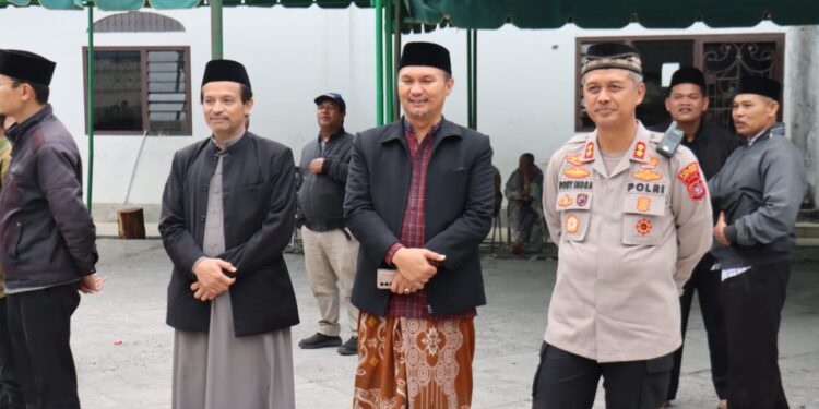 Kapolres Aceh Tengah Saksikan Penyembelihan Hewan Qurban Idul Adha 1446 H Di Masjid Ruhama