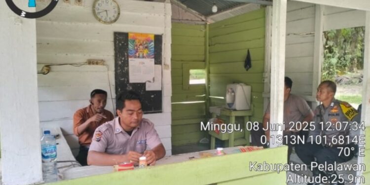 Bhabinkamtibmas di Pelalawan Sambangi Warga, Ingatkan Bahaya Narkoba dan Hoaks