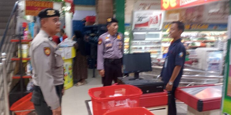Polsek Pangkalan Kerinci Patroli Swalayan dan SPBU, Situasi Aman Terkendali