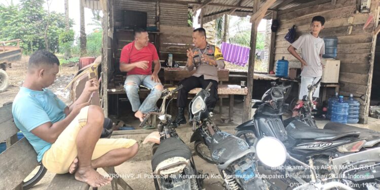 Dekati Warga, Bhabinkamtibmas di Pelalawan Gencar Sosialisasi Anti Hoaks dan Kamtibmas