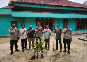 Polsek Kerumutan Bersama Pemuda Masjid Al Amar Tanam Pohon Dukung Program Kapolda Riau