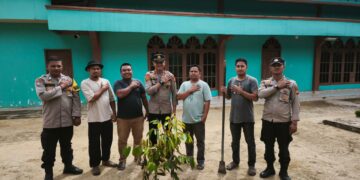 Polsek Kerumutan Bersama Pemuda Masjid Al Amar Tanam Pohon Dukung Program Kapolda Riau
