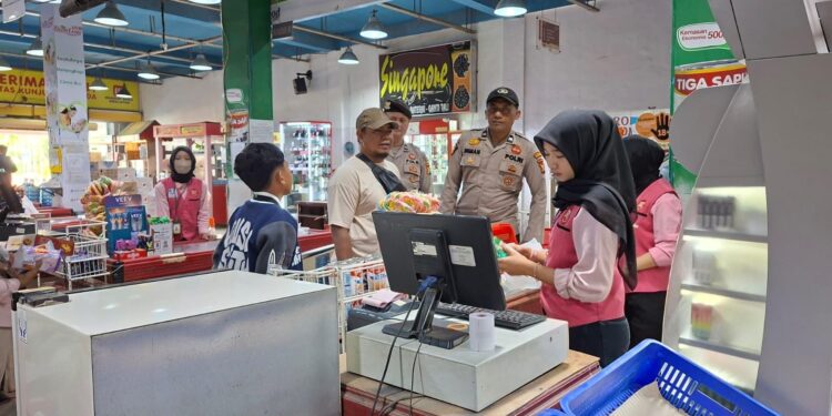 Polsek Pangkalan Kerinci Gencar Sosialisasi Anti-Premanisme, Sasar Lokasi Usaha