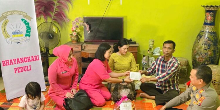 Kapolsek Pangkalan Lesung dan Bhayangkari Besuk Anggota yang Sakit: Bentuk Dukungan Moril