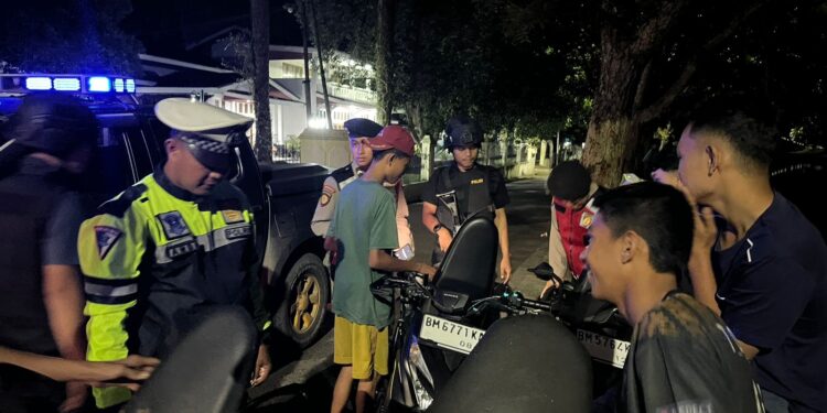 Patroli Malam Tim RAGA Polres Kuansing Jaga Stabilitas Keamanan Di Taluk Kuantan