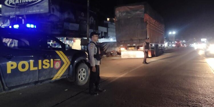 Patroli Malam Polsek Ukui, Edukasi Warga Demi Ukui Aman dan Nyaman