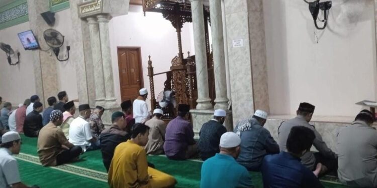 Program Cooling System, Polsek Pangkalan Kerinci Gelar Sholat Isya Berjamaah di Masjid Nurul Hijrah