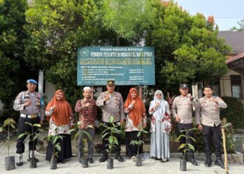 Polsek Pangkalan Kerinci Tanam Bibit Buah di Pesantren, Dukung Program Hijau Kapolda Riau