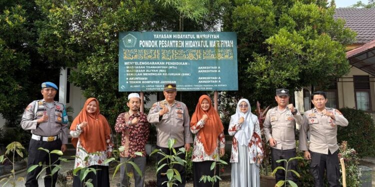 Polsek Pangkalan Kerinci Tanam Bibit Buah di Pesantren, Dukung Program Hijau Kapolda Riau