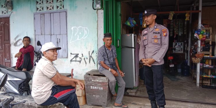 Sambangi Warga Rawang Empat, Bhabinkamtibmas Polsek Bunut Ajak Jaga Kamtibmas dan Lawan Hoaks
