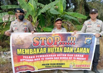 Cegah Karhutla, Polsek Teluk Meranti Sebar Maklumat Kapolda Riau dan Lakukan Penyuluhan ke Warga