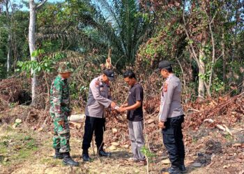 Polsek Pangkalan Lesung dan TNI Gelar Patroli Karhutla dan Sosialisasi Maklumat Kapolda Riau