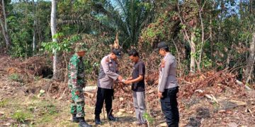 Polsek Pangkalan Lesung dan TNI Gelar Patroli Karhutla dan Sosialisasi Maklumat Kapolda Riau