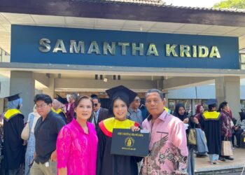 Putri Ketum Kamtibmas Indonesia Wisudawan Terbaik Sebagai Cumlaude Dari Medan