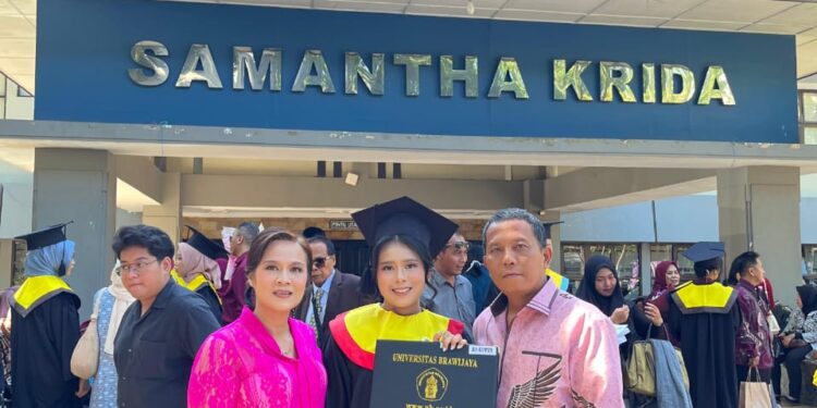 Putri Ketum Kamtibmas Indonesia Wisudawan Terbaik Sebagai Cumlaude Dari Medan