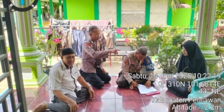 Dekatkan Diri ke Masyarakat, Bhabinkamtibmas Polsek Langgam Gencarkan Sambang Warga