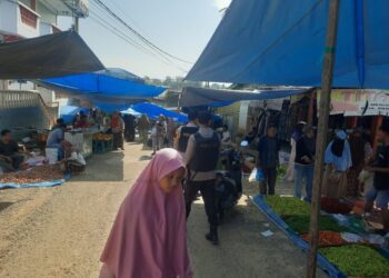Patroli Pasar Polsek Ukui: Hadir Dekat Masyarakat, Jaga Aman Suasana Jual Beli