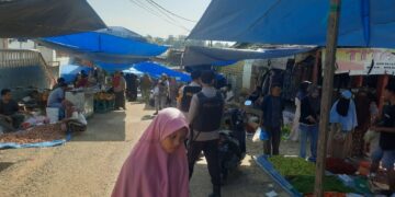 Patroli Pasar Polsek Ukui: Hadir Dekat Masyarakat, Jaga Aman Suasana Jual Beli
