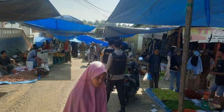 Patroli Pasar Polsek Ukui: Hadir Dekat Masyarakat, Jaga Aman Suasana Jual Beli
