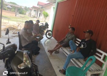 Bhabinkamtibmas Kerumutan Sambangi Warga, Sampaikan Pesan Kamtibmas dan Waspada Hoaks