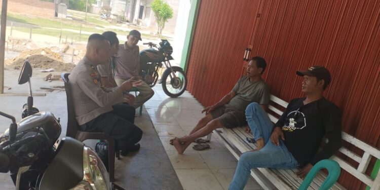 Bhabinkamtibmas Kerumutan Sambangi Warga, Sampaikan Pesan Kamtibmas dan Waspada Hoaks