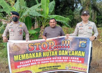 Polisi Sosialisasikan Maklumat Kapolda Riau dan Cegah Karhutla di Perkebunan Warga