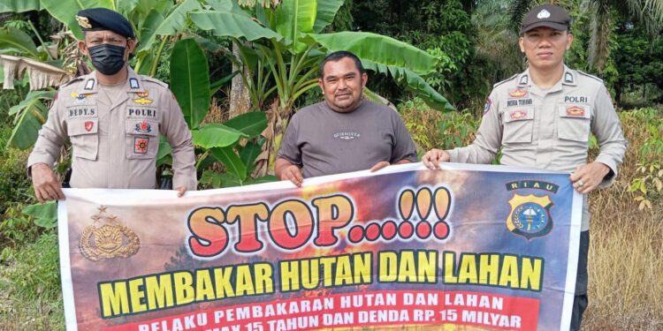 Polisi Sosialisasikan Maklumat Kapolda Riau dan Cegah Karhutla di Perkebunan Warga