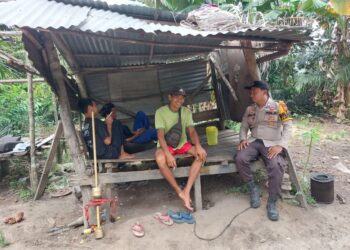 Bhabinkamtibmas Ini Sambangi Warga, Ajak Tolak Hoaks dan Jaga Kampung Tetap Aman