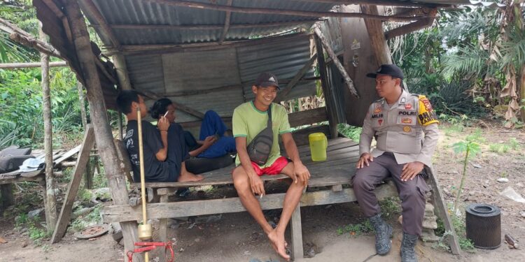 Bhabinkamtibmas Ini Sambangi Warga, Ajak Tolak Hoaks dan Jaga Kampung Tetap Aman