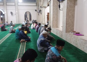 Polsek Pangkalan Kerinci Gelar Magrib Berjamaah di Masjid Nurul Hijrah, Sampaikan Himbauan Kamtibmas