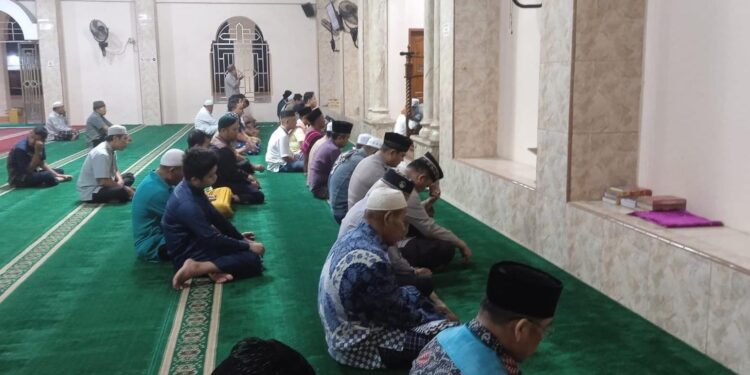 Polsek Pangkalan Kerinci Gelar Magrib Berjamaah di Masjid Nurul Hijrah, Sampaikan Himbauan Kamtibmas