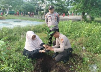 Polsek Teluk Meranti Tanam Pohon di SMA Negeri 1, Dukung Penghijauan dan Program Kapolda Riau