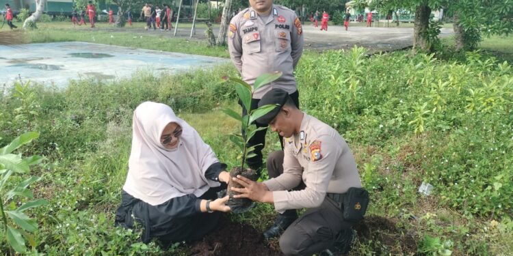 Polsek Teluk Meranti Tanam Pohon di SMA Negeri 1, Dukung Penghijauan dan Program Kapolda Riau