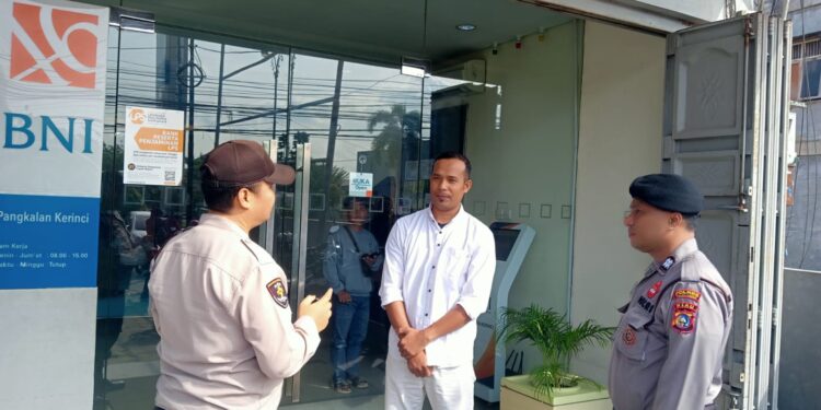 Polsek Pangkalan Kerinci Gelar Patroli Cegah C3, Sasar Bank hingga Toko Keramik