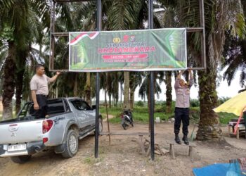 Sambut HUT Bhayangkara ke-79, Polsek Kerumutan Tebar Semangat Lewat Spanduk “Polri untuk Masyarakat”