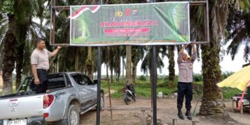 Sambut HUT Bhayangkara ke-79, Polsek Kerumutan Tebar Semangat Lewat Spanduk “Polri untuk Masyarakat”