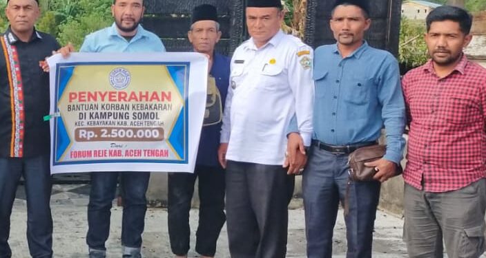 Pengurus Forum Reje Aceh Tengah Serahkan Santunan Kepada Korban Kebakaran Di Somol