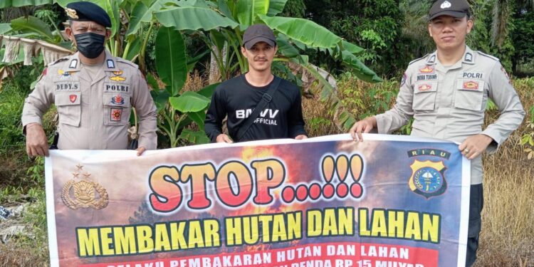 Cegah Karhutla, Polsek Teluk Meranti Sosialisasikan Maklumat Kapolda Riau kepada Warga