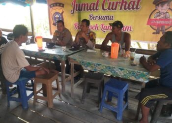 Jumat Curhat Polsek Langgam, Polisi dan Warga Bahas Masalah Keamanan Desa Segati