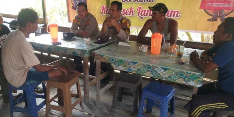 Jumat Curhat Polsek Langgam, Polisi dan Warga Bahas Masalah Keamanan Desa Segati